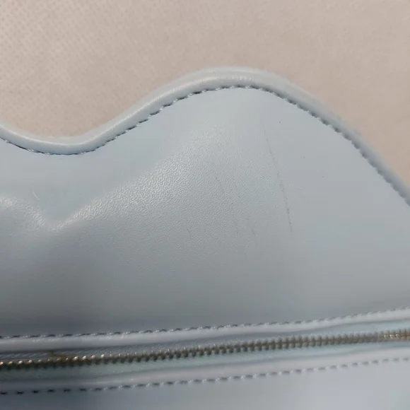 H! By Henry Holland 💋 Lips Crossbody Bag - Picture 3 of 7